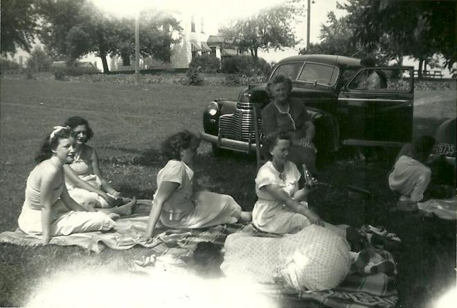 Grulich women enjoying a summer picnic